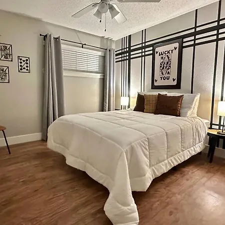 Near Downtown Dallas - The Dapper Charm